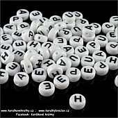 Korálky ploché, plast, 7mm, písmeno L / balení 20 ks