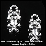 Přívěšek žabička, kov, 10x4 mm, barva platina (balení 20 ks)