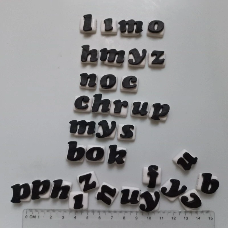 MIX dvoudírkových písmen z polymerové hmoty ( celkem 34 ks )
