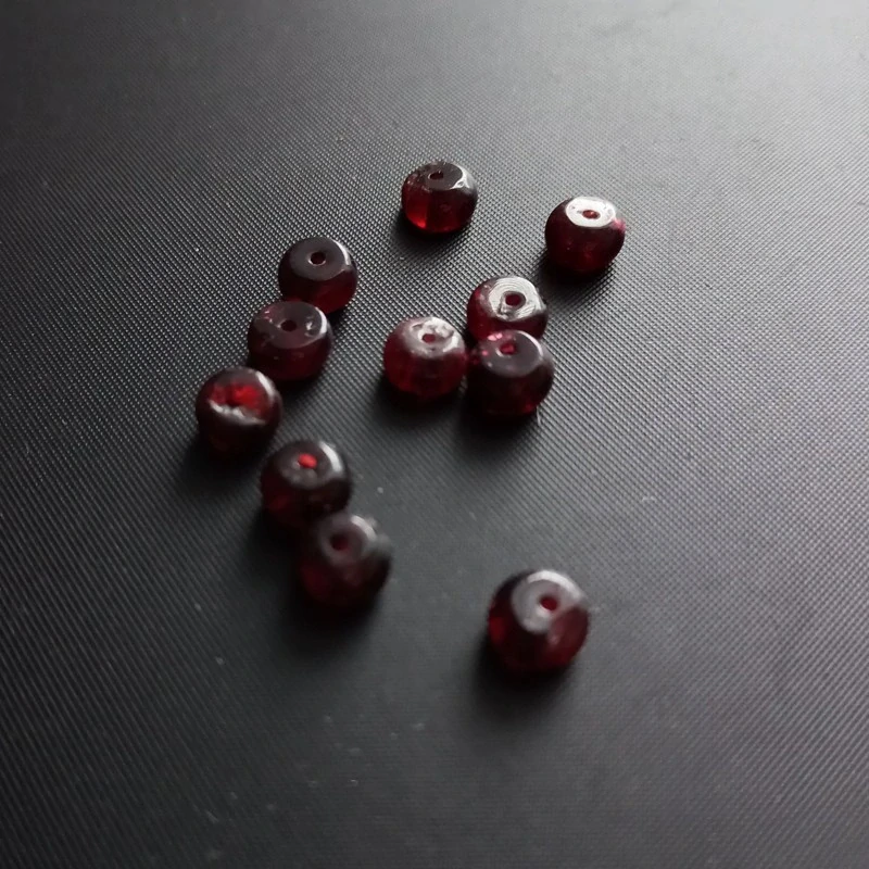 Minerální korálky - Granát disk, cca. 4x7mm / balení 10ks 