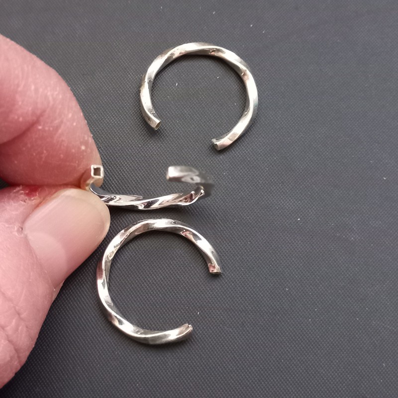 Trubička kulatá stáčená cca 20 mm, průměr kruhu20 mm, barva platina, průtah čvercový cca 1 mm / balení  20 ks 