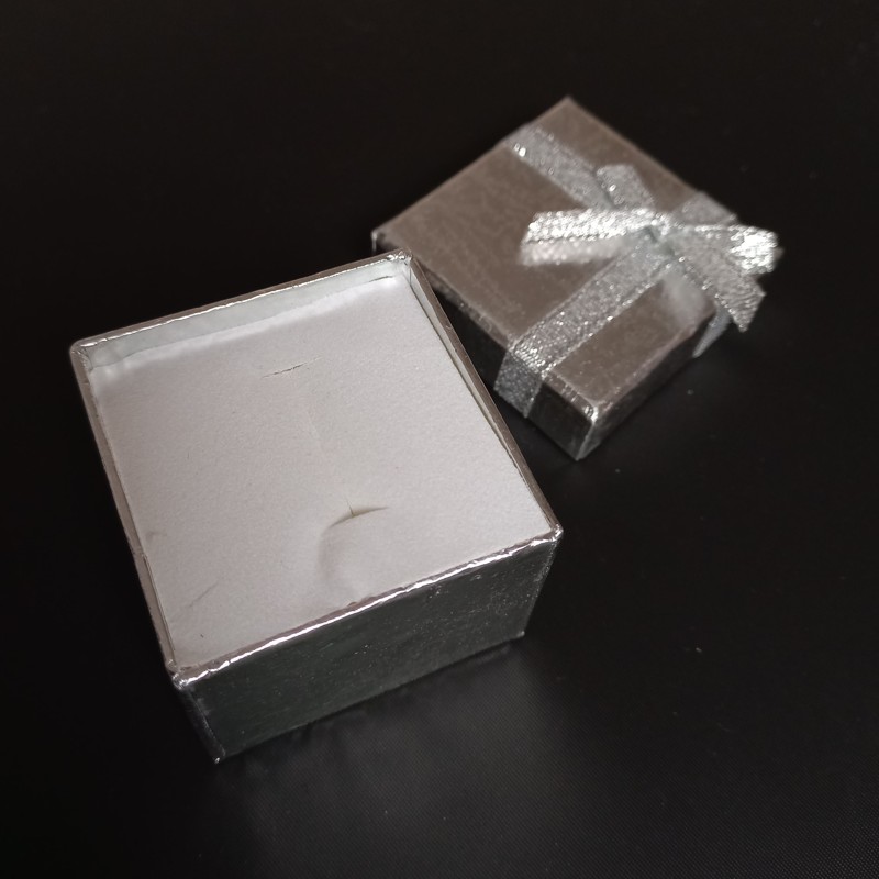 Krabička na prsten stříbná se stužkou 45x45x35 mm / balení 2 ks 