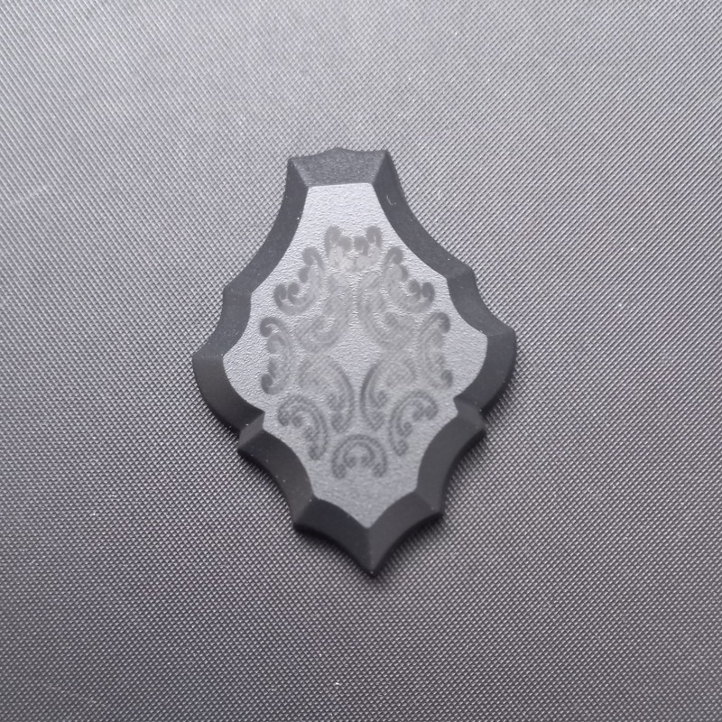 Skleněný tvar s laserovým vzorem modro/černý cca 30x38mm, bez dírky / balení 2 ks 