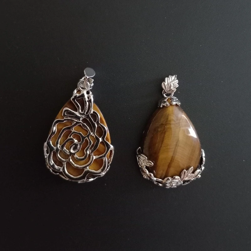 Přívěsek kapka, Tygří oko v ozdobném lůžku s květy, cca. 36x26x10  mm