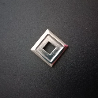 Přívěšek lůžko čtverec 20 mm, lůžko 14 mm /balení 10 ks