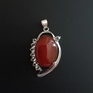 Přívěšek KARNEOL ve zdobeném lůžku, cca 38x25 mm