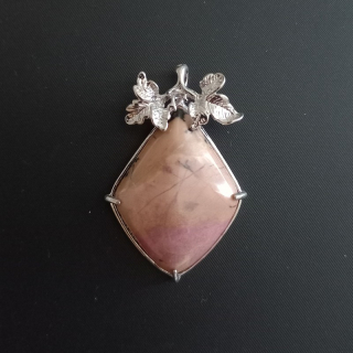 Přívěšek minerální ve zdobeném lůžku, cca 47x30 mm