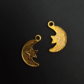 Přívěsek měsíc, kov, 24x13mm, barva starozlatá (balení 18 ks)