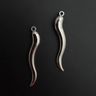 Přívěšek kovoplast "paprička" 50x8mm / balení 15 ks