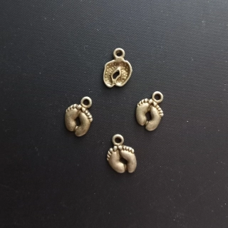 Přívěšek kovový, chodidla, barvastaromosaz, 13x9 mm, balení 20 ks