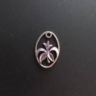 Přívěšek ovál s kytkou 29x20 mm, barva platina / balení 10 ks