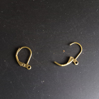 Náušnice uzavřená 15x10x2mm, barva staromosaz/ balení 20 ks