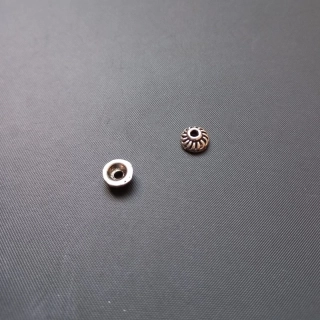 Kaplík pevný mělký 7 mm, barva platina / balení 30 ks