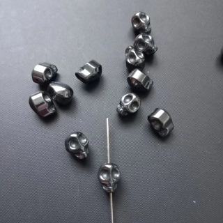 Korálek HEMATIT lebka10x8mm / balení 10 ks