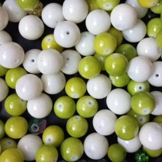Korálky mačkané sklo zeleno-bílý mix / balení 267 g