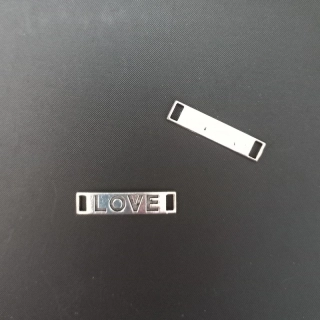 Mezikus s nápisem Love, 28x6x2mm, barva platina / balení 20 ks