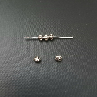 Korálek mezikus široký květ 5x4 mm, barva platina / balení 100 ks