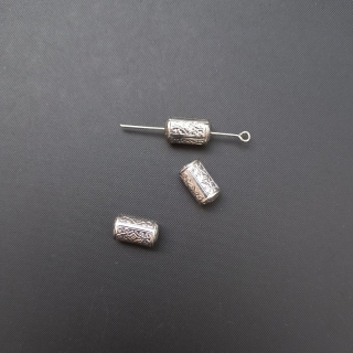 Korálek kov váleček 12x7 mm tvarovaný, barva stříbrná / balení 100 ks 