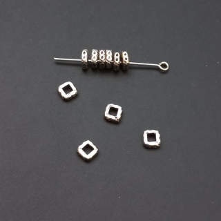 Mezikus čtverec 4x4x2 mm, barva platina/ balení 50 ks