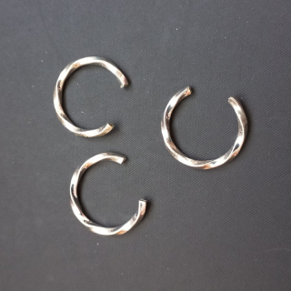 Trubička kulatá stáčená cca 20 mm, průměr kruhu20 mm, barva platina, průtah čvercový cca 1 mm / balení 20 ks