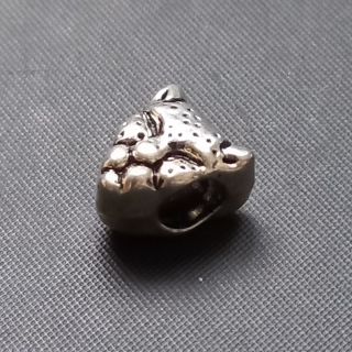 Korálek velkodírový - hlava lvice 10x11 mm, balení 6 ks