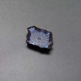 Skleněný tvar s laserovým vzorem modro/černý cca 30x38mm, bez dírky / balení 2 ks