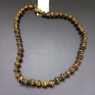 Korálek, sklo, 8mm, pyramidky cákané černo-zlaté, návlek cca 40 cm ( cca 50 ks ) / balení 2 návleky