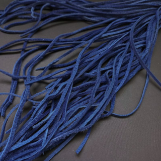 Kůže plochá, cca. 60 cm, barva tm. modrá / balení 50 ks