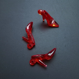 Přívěšek plast střevíček 34x12 mm červený / balení 25 ks