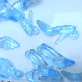 Přívěšek plast střevíček 34x12 mm modrý / balení 25 ks
