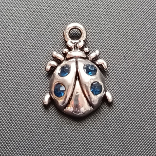 Přívěšek beruška, kov, 20x14mm, barva platina, kamínky tm. modrá, balení 3 ks