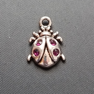 Přívěšek beruška, kov, 20x14mm, barva platina, kamínky fialové, balení 3 ks