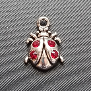 Přívěšek beruška, kov, 20x14mm, barva platina, kamínky červené, balení 5 ks