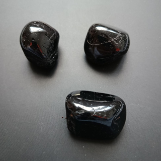 TURMALÍN tromlovaný cca 3x3cm ( balení cca 63 g )