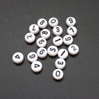 Korálky ploché, plast, 7mm, čísla mix / balení 100 ks