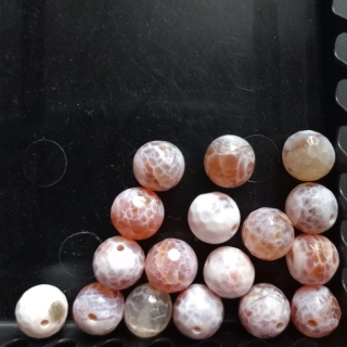 ACHÁT, 10mm, barva oranžovo-bílý fasetovaný minerální korálky / balení 17 ks