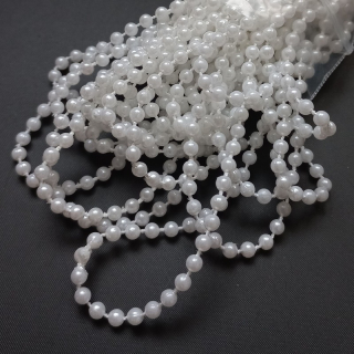 Voskové perličky plast dekorační na šňůře, cca 4 mm, bílé, balení 6 m