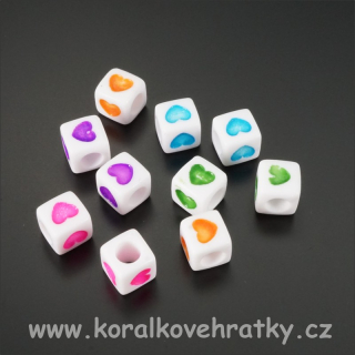 Korálek kostka se srdíčky, mezikus, plast, 7mm, (balení 90ks)